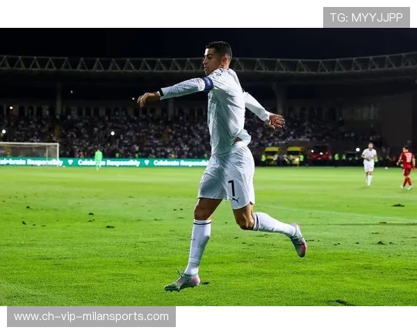 C罗无解进球拉满热度：足球场上的传奇永不落幕